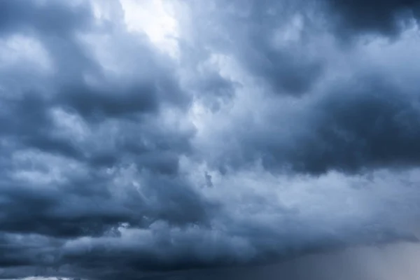 雨中的风暴云背景 在暴风雨前的黑暗天空中的巨大乌云 — 图库照片