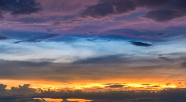 Úžasné Dramatické Cloudu Během Západu Slunce Barva Soumraku Oblohy — Stock fotografie