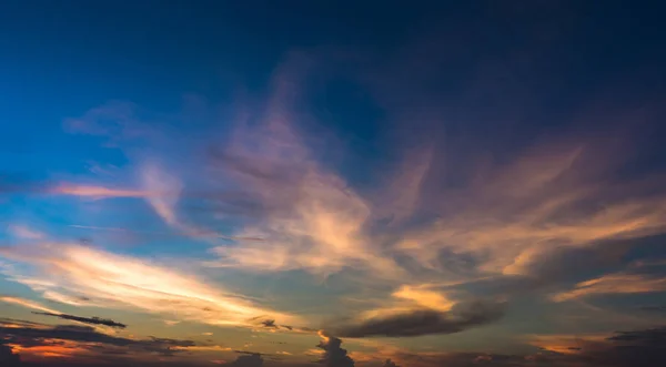 在日落 暮光天空颜色惊人的戏剧性云 — 图库照片