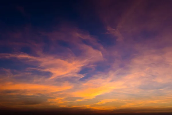 黄昏五颜六色的天空和云彩与阳光照耀背后的背景 — 图库照片