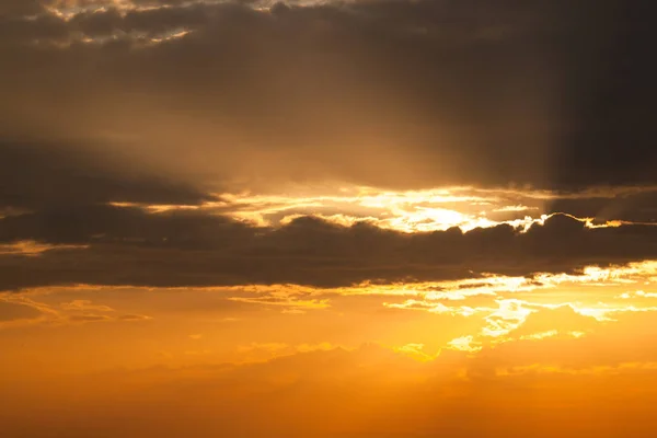 Сонячні Промені Через Хмари Драматичний Вибух Енергетичний Фон Природи — стокове фото