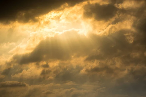 Raios Solares Através Nuvens Como Uma Explosão Dramática Poder Natureza — Fotografia de Stock