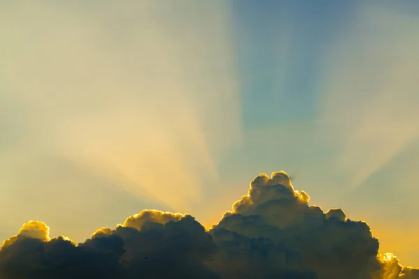 太阳射线通过云层像戏剧性的爆炸 权力性质背景 — 图库照片