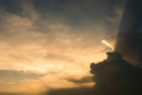 Dämmerung Bunten Himmel Mit Sonnenlicht Scheinen Hinter Dem Hintergrund — Stockfoto