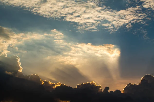 Sonnenstrahlen Durch Wolken Wie Eine Dramatische Explosion Macht Natur Hintergrund — Stockfoto