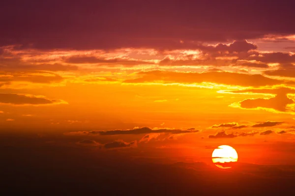 Sonnenstrahl Geht Unter Und Erstaunliche Dramatische Orangefarbene Wolke Bei Sonnenuntergang — Stockfoto