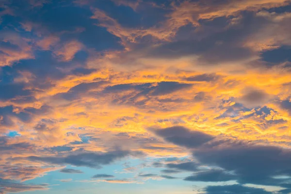 Crepúsculo Cielo Colorido Con Luz Del Sol Brillan Detrás Fondo — Foto de Stock