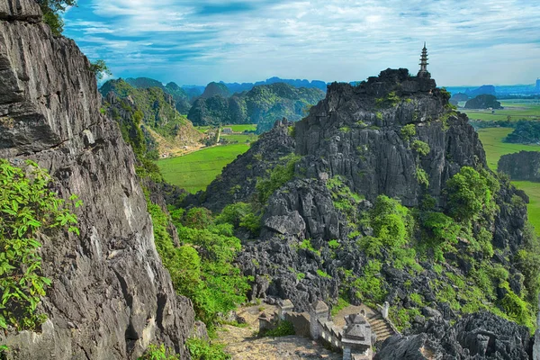 田んぼ 石灰岩と山頂からハング Mua 寺塔朝タムコック ニンビン ベトナムの高原絶景 — ストック写真