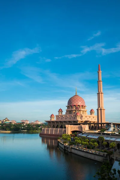 Mezquita Putra Mezquita Rosa Putrajaya Durante Mañana Con Cielo Azul Imagen de archivo