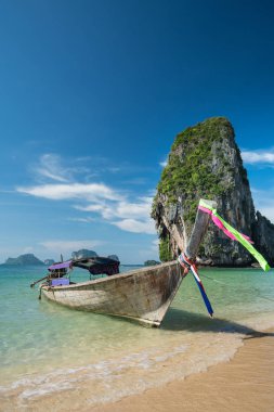 Güzel Ao Nang Beach mavi gökyüzü ve masmavi deniz ve kalker kayalar, Phi Phi Islands, Tayland bir arka plan üzerinde renkli uzun kuyruk tekneler 