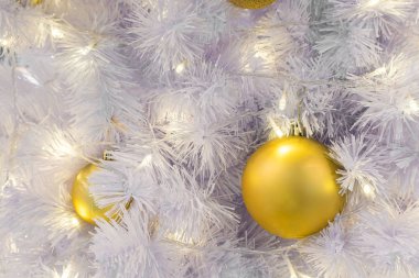 disko topu yakın çekim süslenmiş Noel ağacı üzerinde bulanık, parlak peri arka plan.