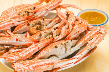 Çiçek yengeç grup sos ile ahşap arka plan üzerinde buğulama