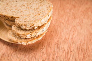 kepekli ekmek, biyolojik maddeler, ahşap masa üzerinde çok sağlıklı