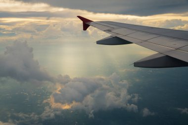 güneş ışığı Parlatıcı ray ve uçak kanat yukarıda gökyüzü arka plan görünümünü