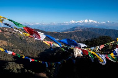 Tibet dua bayrağı veya akciğer ta ve Kangchenjunga yüksek dağ silsilesi görünümünden Sandakphu, Darjeeling, Hindistan