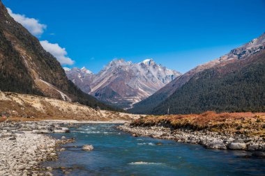 Nehirden buz dağ manzaralı Lachung, üzerinde eriyor, hava gün zaman, Sikkim, India temizleyin