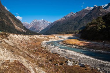 Nehirden buz dağ manzaralı Lachung, üzerinde eriyor, hava gün zaman, Sikkim, India temizleyin