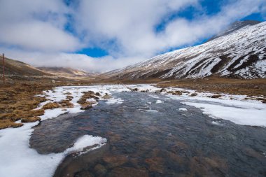 Kar tanesi kar buz nehirden yanında eritmek dağ manzaralı sıfır noktası, sis ve buğu hava gün zaman, Sikkim, Kuzey Hindistan Tarih