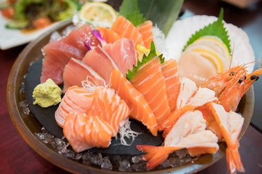 plaka üzerine dilimlenmiş farklı taze balık ile ayarla sashimi yakın çekim