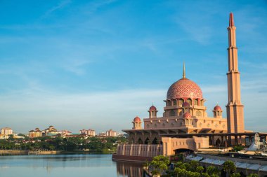 Putrajaya Putra Camii veya pembe mescit mavi gökyüzü, Malezya ile sabah saatinde.