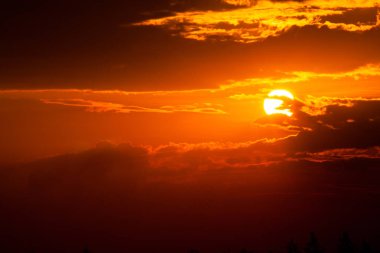 Sun ray aşağı gitmek ve dramatik turuncu bulut günbatımı, alacakaranlık gökyüzü sırasında şaşırtıcı