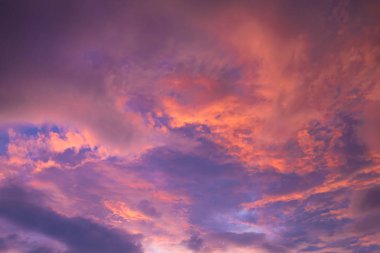 Alacakaranlık renkli gökyüzü güneş ışığı ile Parlatıcı arkasında arka plan