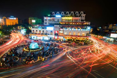 Hanoi, Vietnam - 21 Mayıs 2016: İnsanlar ve araçlar