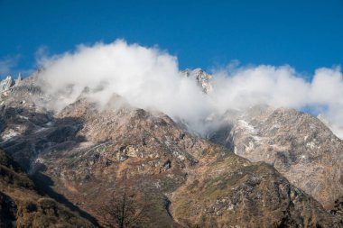 Kar dağ ve bulut Lachung, manzara manzaraya açık hava mavi gökyüzü gün zaman, Sikkim, India