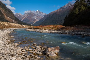 Nehirden buz dağ manzaralı Lachung, üzerinde eriyor, hava gün zaman, Sikkim, India temizleyin