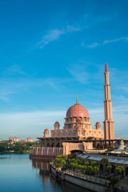 Putrajaya Putra Camii veya pembe mescit mavi gökyüzü, Malezya ile sabah saatinde.