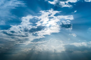 Güneş ışınları aracılığıyla bulutlar gibi bir dramatik patlama, güç doğa arka plan.