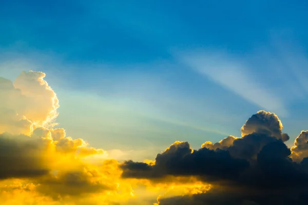 Zon Stralen Door Wolken Zoals Een Dramatische Explosie Macht Natuur — Stockfoto