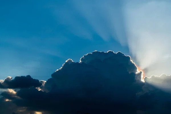 Rayos Sol Través Las Nubes Como Una Explosión Dramática Fondo — Foto de Stock