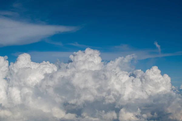 Rozproszone Chmury Rozprzestrzenił Się Tle Niebieskiego Nieba — Zdjęcie stockowe