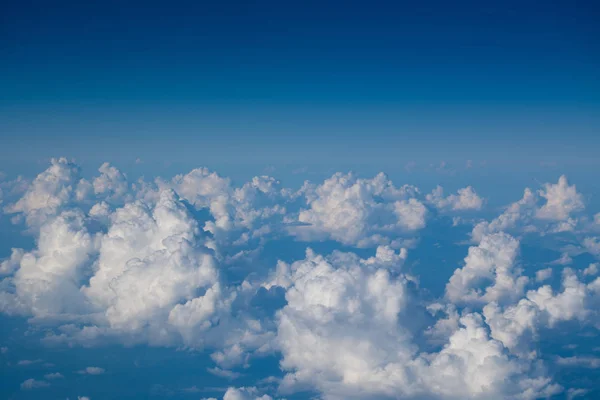 青い空を背景に広がる雲散布 — ストック写真