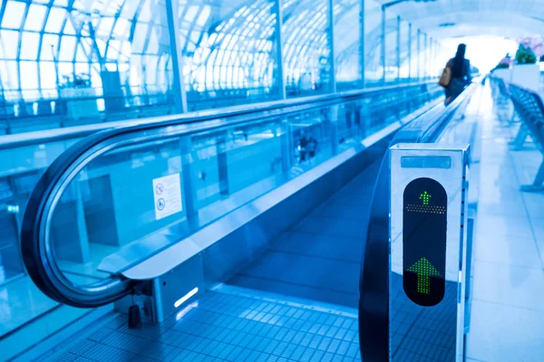 Utazási Koncepció Mozgólépcső Séta Módon Belül Modern Repülőtér Kép Kék — Stock Fotó