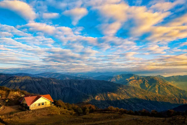 Paisaje Dramático Con Colores Luz Del Sol Tonglu Trekkers Cabaña — Foto de Stock