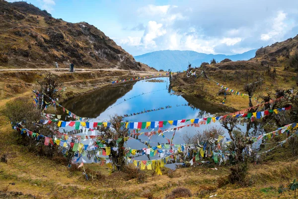 Bandera Oración Tibetana Lung Lado Del Estanque Bandera Cuelga Lugar —  Fotos de Stock