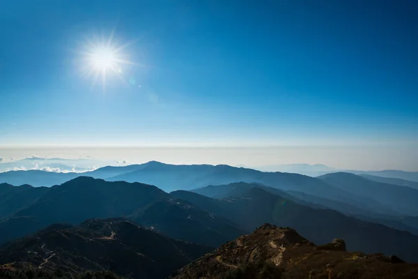 Capa Montaña Sol Sobre Cielo Azul Vista Del Paisaje — Foto de Stock