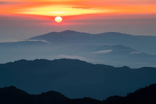 Capa Montaña Durante Jaula Luz Matices Nubes Sobre Paisaje — Foto de Stock