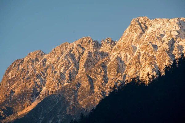 Crop Vista Montagna Picco Colore Caldo Dalla Luce Del Sole — Foto Stock