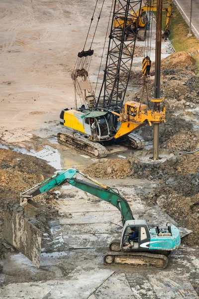 Trabajador Supervisa Plataformas Perforación Tierra Sitio Construcción — Foto de Stock