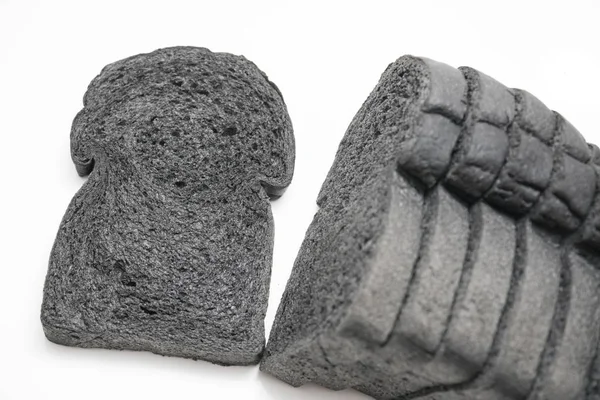 黒い炭のパンのパン スライド パンに孤立した白い背景 — ストック写真