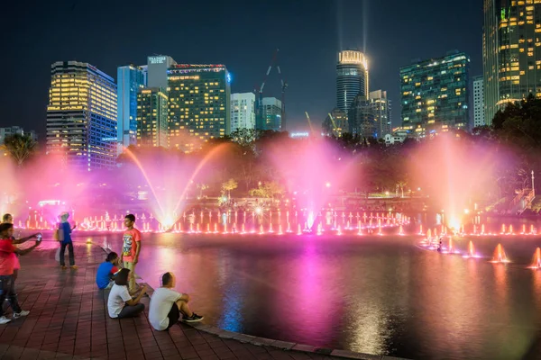 Kuala Lumpur Malasia Enero Espectáculo Fuente Frente Kuala Lumpur City —  Fotos de Stock