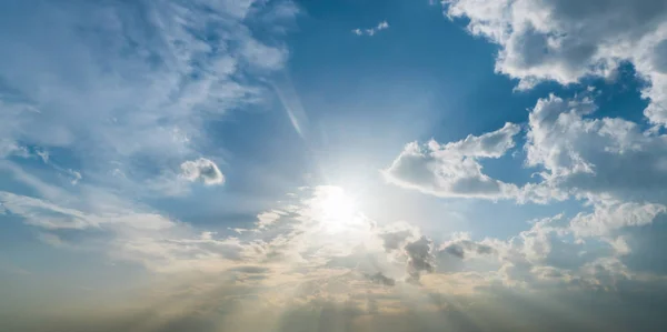 Rayos Sol Través Las Nubes Como Una Explosión Dramática Fondo —  Fotos de Stock