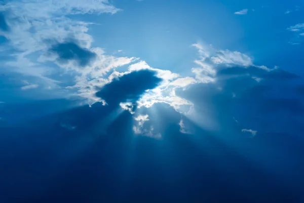 Zon Stralen Door Wolken Zoals Een Dramatische Explosie Macht Natuur — Stockfoto