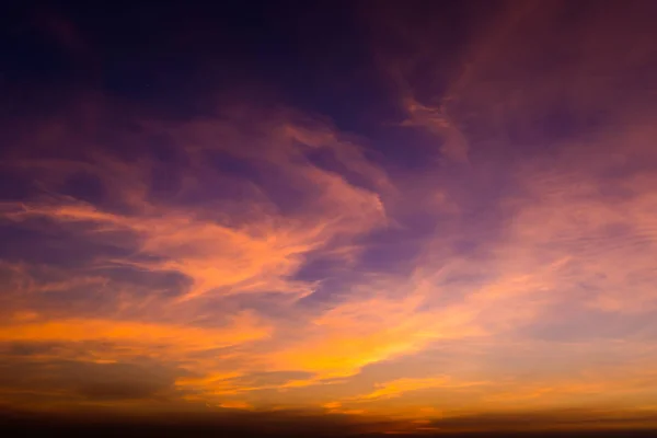 黄昏五颜六色的天空和云彩与阳光照耀背后的背景 — 图库照片