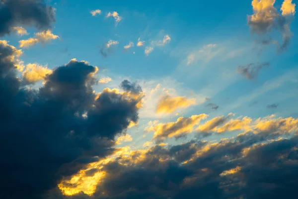 Rayos Sol Través Las Nubes Como Una Explosión Dramática Fondo — Foto de Stock