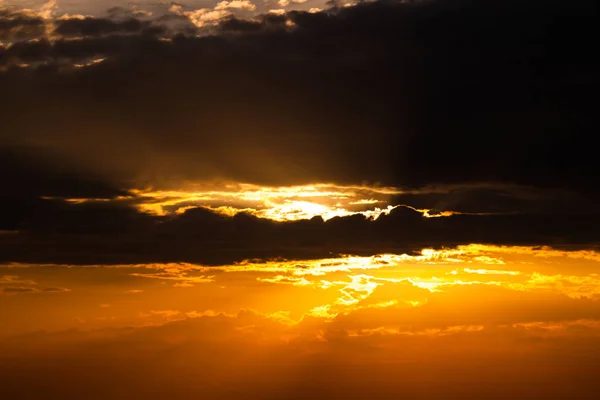 Rayos Sol Través Las Nubes Como Una Explosión Dramática Fondo —  Fotos de Stock