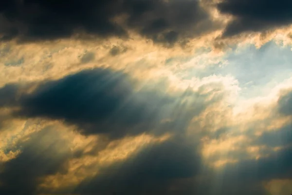 Solen Strålar Igenom Molnen Som Dramatisk Explosion Power Natur Bakgrund — Stockfoto